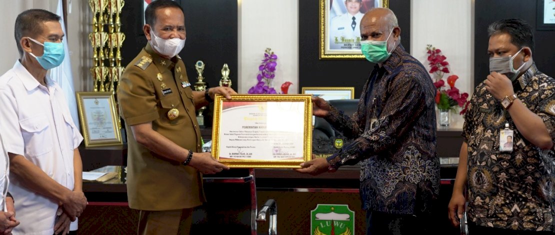 Kepala BKN Makassar Serahkan 219 NIP Formasi 2019 ke Bupati Luwu