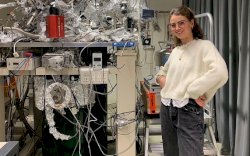 Mahasiswi ini Ciptakan Pohon Natal Terkecil di Dunia, Lebih Kecil dari Rambut