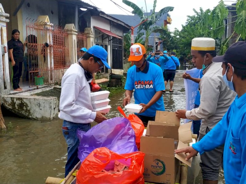 Blue Helmet Partai Gelora Makassar Peduli Korban Banjir