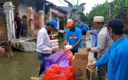 Blue Helmet Partai Gelora Makassar Peduli Korban Banjir