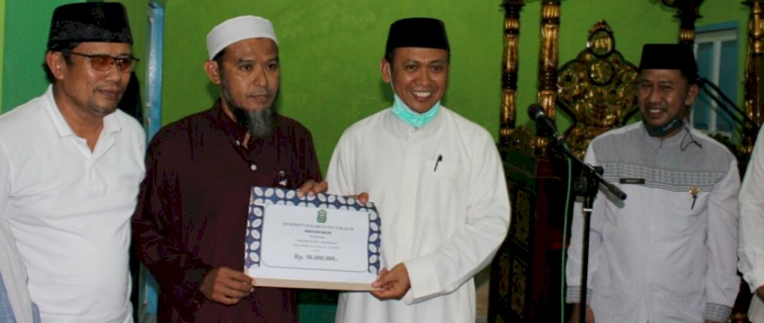 Bupati Takalar, H Syamsari menyerahkan bantuan ke sejumlah masjid.
