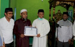 Sambil Safari ke Sejumlah Masjid, Bupati Takalar Serahkan Bantuan