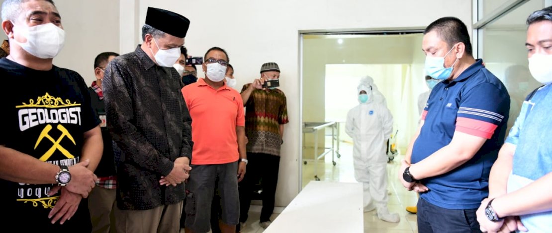 Gubernur Sulsel, Nurdin Abdullah saat melepas jenazah Thoorig Husler.