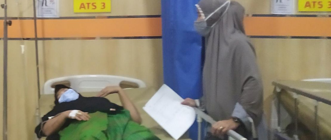Korban terbaring lemas di rumah sakit.