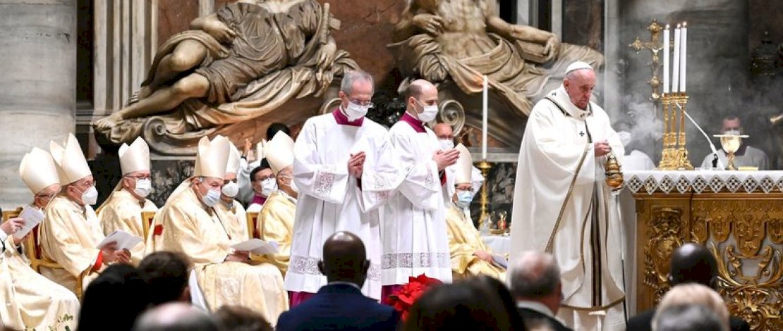 Paus Fransiskus merayakan Misa Malam Natal pada hari Kamis di Basilika Santo Petrus di Vatikan.