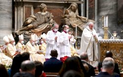 "Yesus Dilahirkan Sebagai Orang Buangan," Pesan Paus Pada Misa Malam Natal