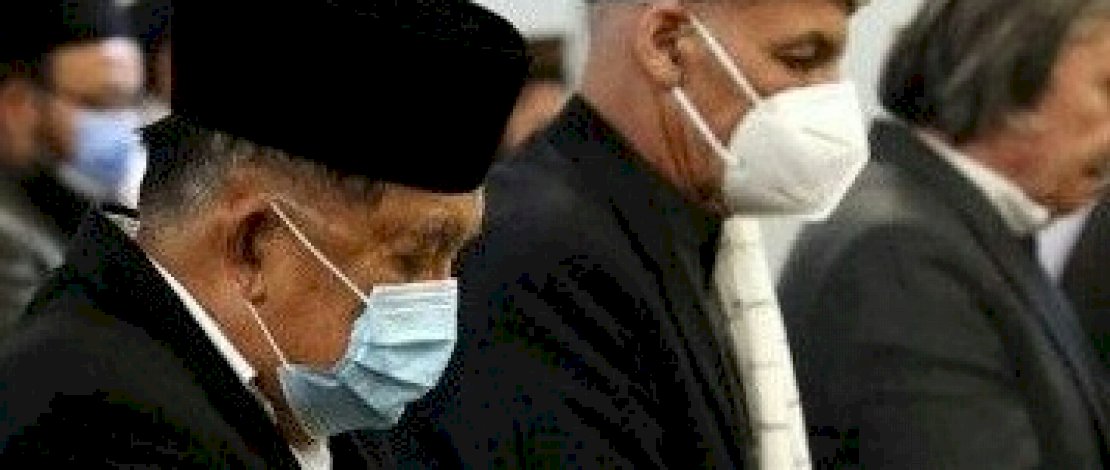 JK dan Presiden Afghanistan, Ashraf Ghani, menjalankan salat Jumat. (Sumber: Antara)