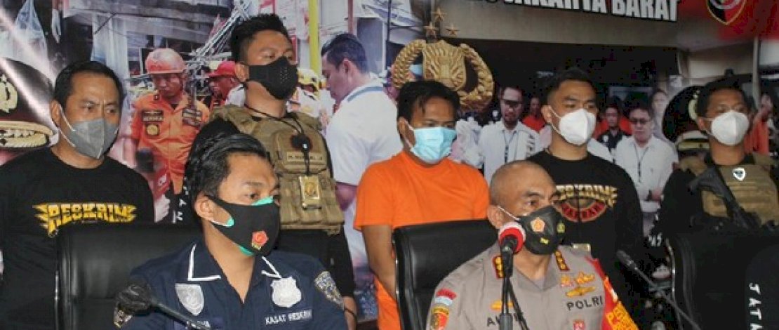 Abdul (baju oranye), saat dihadirkan dalam konferensi pers di Mapolres Jakarta Barat.