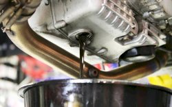 Penyebab Oli Mesin Berwarna Hitam Meski Baru Diganti