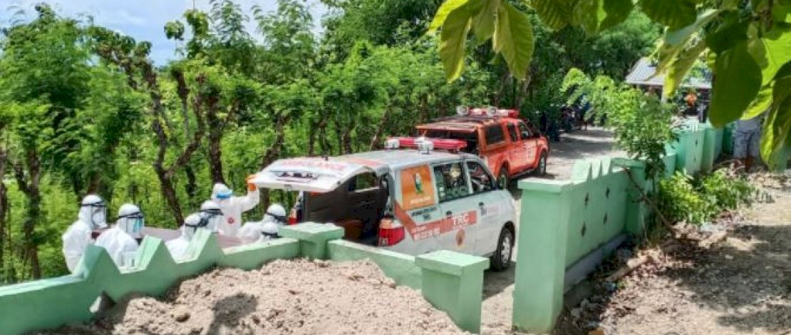 Suasana pemakaman warga yang meninggal setelah terpapar Covid-19 di Majene. (Sumber: Humas Pemkab Majene). 