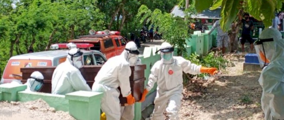 Suasana pemakaman warga yang meninggal setelah terpapar Covid-19 di Majene. (Sumber: Humas Pemkab Majene). 