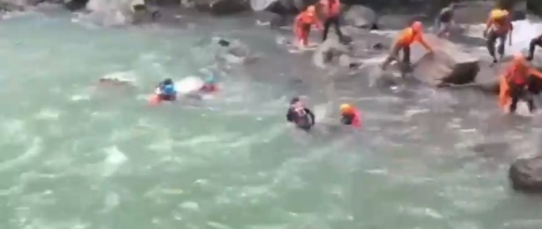 Proses evkauasi mahasiswa FTI UMI yang tenggelam di Air Terjun Pung Bunga, Tompobulu, Maros. (Sumber: tangkapan layar video instagram @zakirsabara_h.wata) 