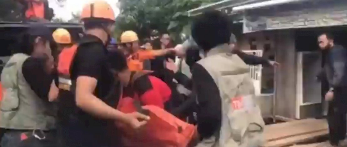 Proses evkauasi mahasiswa FTI UMI yang tenggelam di Air Terjun Pung Bunga, Tompobulu, Maros. (Sumber: tangkapan layar video instagram @zakirsabara_h.wata) 