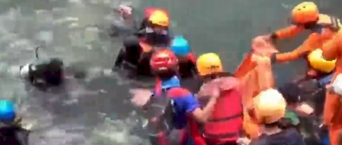 Proses evkauasi mahasiswa FTI UMI yang tenggelam di Air Terjun Pung Bunga, Tompobulu, Maros. (Sumber: tangkapan layar video instagram @zakirsabara_h.wata) 