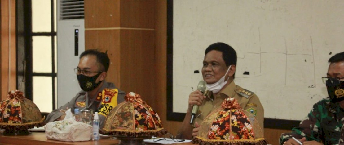 Bupati Barru, Suardi Saleh, memimpin rapat koordinasi terkait penanganan Covid-19.