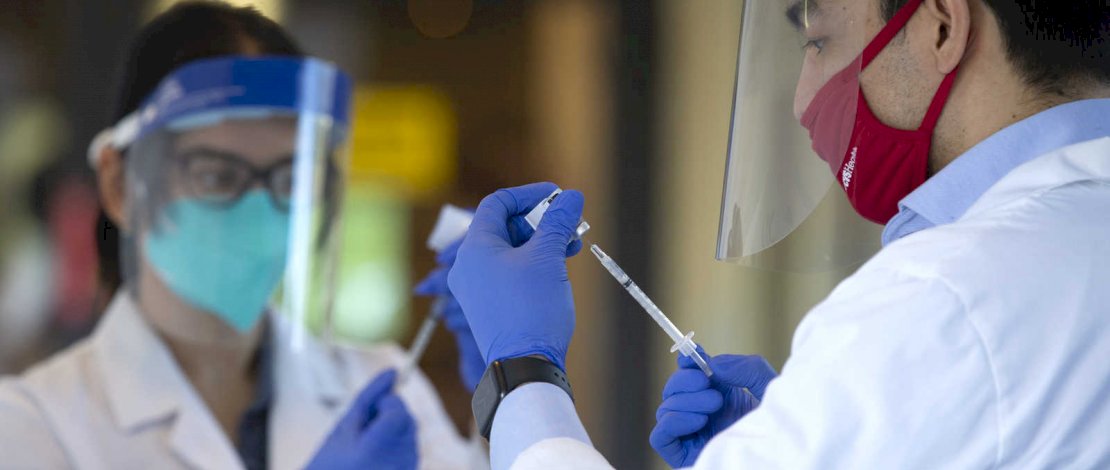 Apoteker menyiapkan dosis vaksin COVID-19 di Life Care Center of Kirkland pada 28 Desember 2020 di Kirkland, Washington. (Foto oleh Karen Ducey / Getty Images).