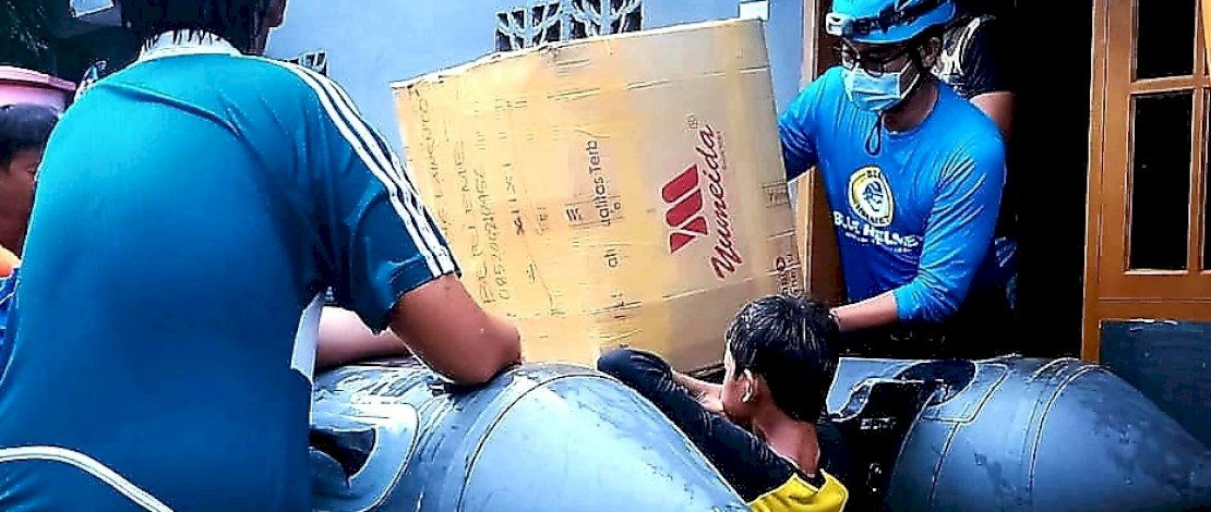 Blue Helmet Partai Gelora bersiaga di daerah banjir.