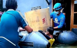 Cuaca Hujan Lagi, Tim Layanan Sosial Partai Gelora Sulsel Patroli Memantau Titik Rawan Banjir