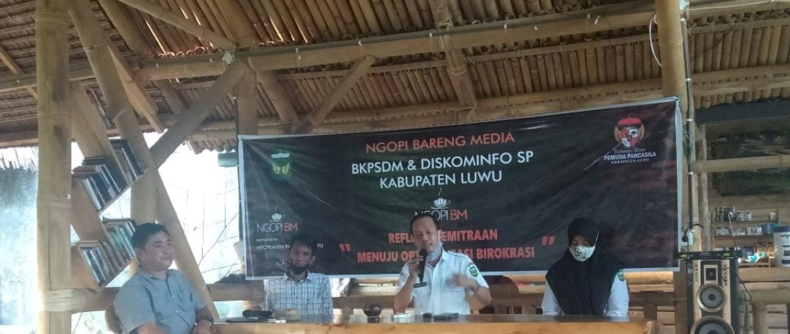 Suasana ngopi bareng media yang digelar BKPSDM dan Dinas Kominfo Luwu.