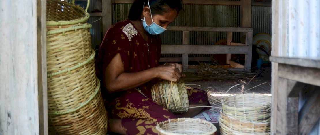 Salpiah dan keranjang rotannya. (Foto: Zul Kifli)
