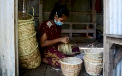 Menekuni Keranjang Rotan di Masa Pandemi Covid-19