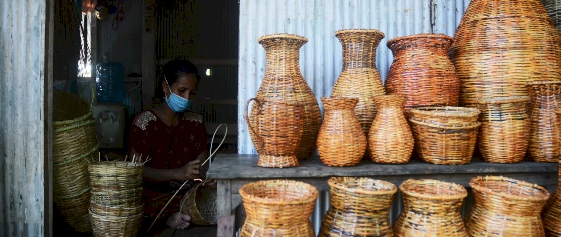 Salpiah dan keranjang rotannya. (Foto: Zul Kifli)