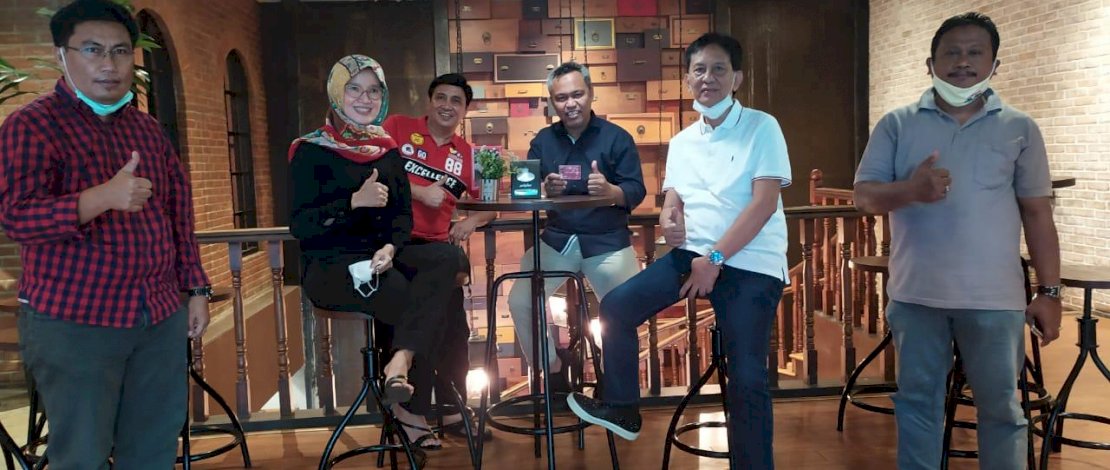 diman menunjukkan Kartu Tanda Anggota (KTA) PDIP ketika bertemu dengan Sekretaris DPD PDIP Sulsel Rudy Pieter Goni, beserta sejumlah pengurus lainnya seperti, Risfayanti Muin, Andi Anshari Mangkona dan Andi Walingan.