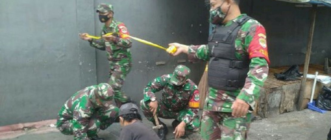 Sejumlah anggota TNI dan warga, tengah mengukur lokasi yang rencana akan dibangun posko tiga pilar di Petamburan, Jakarta Pusat.(Sumber: detik)