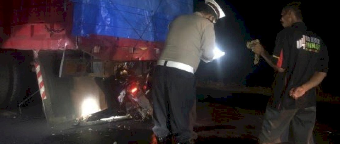 Polisi dari Unit Lantas Polsek Keera, Polres Wajo, melakukan olah TKP lakalantas di Keera, Wajo.