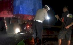 Seruduk Truk Parkir, Pemotor di Wajo Patah Leher
