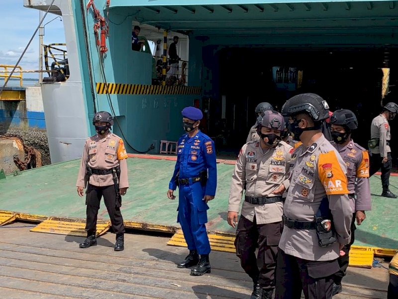 Sasar Objek Wisata Dan Pelabuhan Penyeberangan Bajoe, Ini Yang Dilakukan Personel Brimob Bone