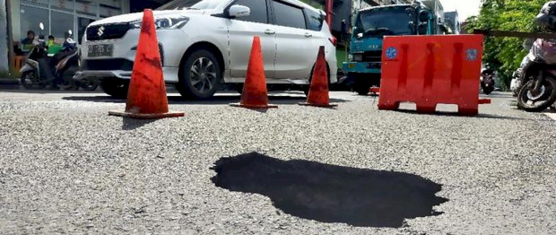 Jalanan amblas di ruas Jalan Penghibur, Pantai Losari, Makassar. (Foto: Detik).
