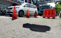 Jalan di Pantai Losari Amblas, Seorang Pemotor Wanita Terperosok