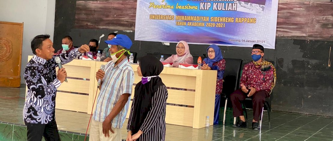 Syaharuddin Alrif memberikan beasiswa kepada mahasiswa UMS.