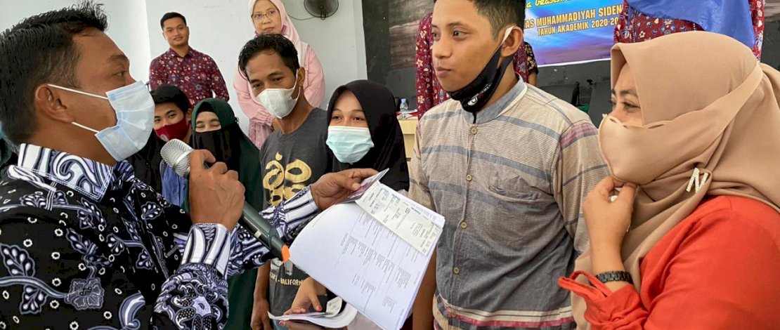 Syaharuddin Alrif memberikan beasiswa kepada mahasiswa UMS.