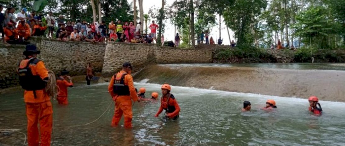 Suasana pencarian seorang pemuda yang tercebur di Sungai Salatubu, oleh Basarnas Palopo.