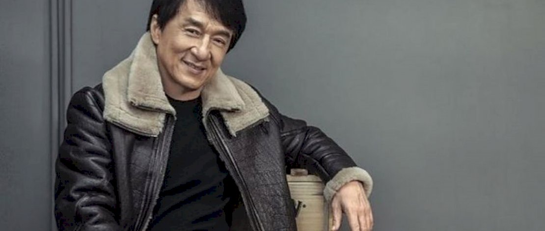Akibat Cedera Syuting, Aktor Jackie Chan Tampak Tertatih-tatih dan Lemah