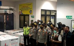 Polres Maros Turunkan Puluhan Personel Jemput Vaksin Corona di Bandara