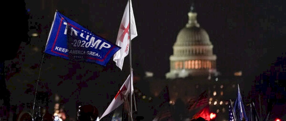 Orang-orang berkumpul di Freedom Plaza untuk mendukung Presiden Donald Trump (Julio Cortez / AP)