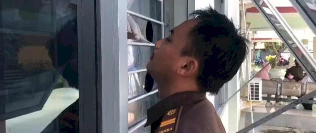 Seorang personel Kejaksaan Negeri Luwu, dicolok hidungnya pada Rapid Test Antigen di RSUD Batara Guru, Belopa.