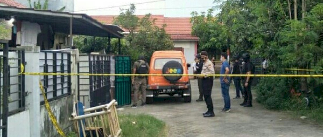 TKP penangkapan terduga teroris di Gowa, dipasangi garis polisi.