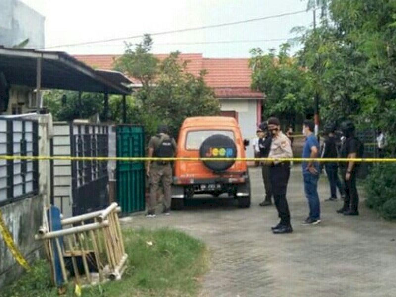 Densus Geledah Rumah di Jalan Kandea Makassar, Amankan Buku dan Ponsel