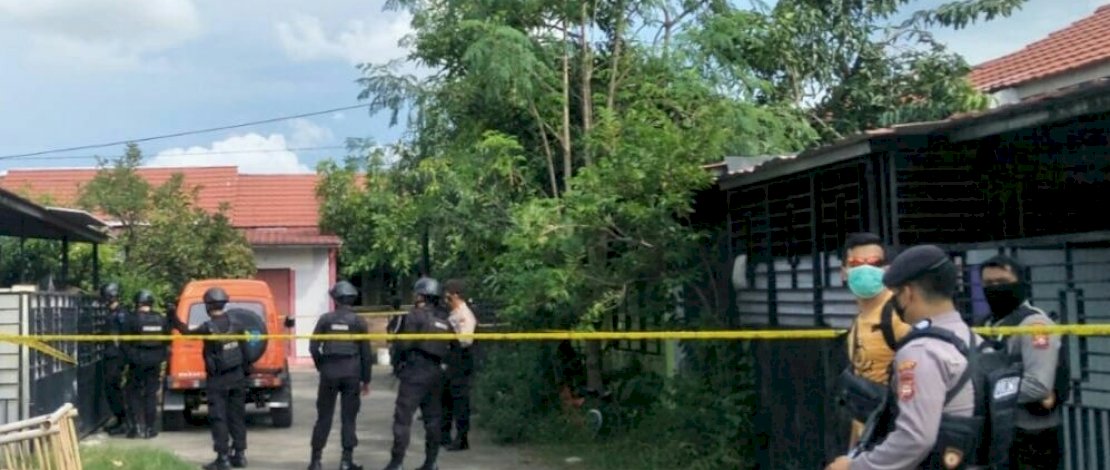 TKP penangkapan terduga teroris di Gowa, dipasangi garis polisi.