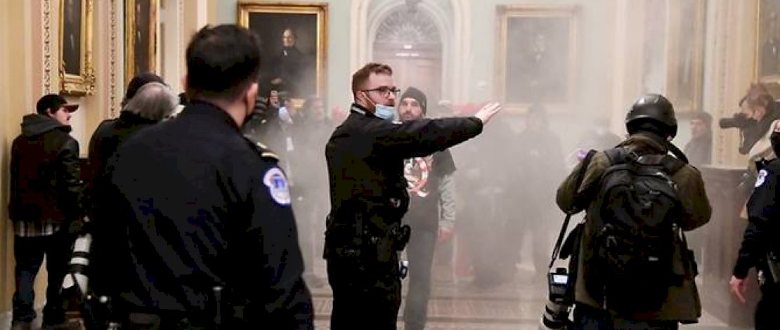 Pendukung Presiden Donald Trump menyerbu lantai dua Capitol AS dekat pintu masuk Senat, di Washington pada 6 Januari 2021. (Foto: REUTERS / Mike Theiler)