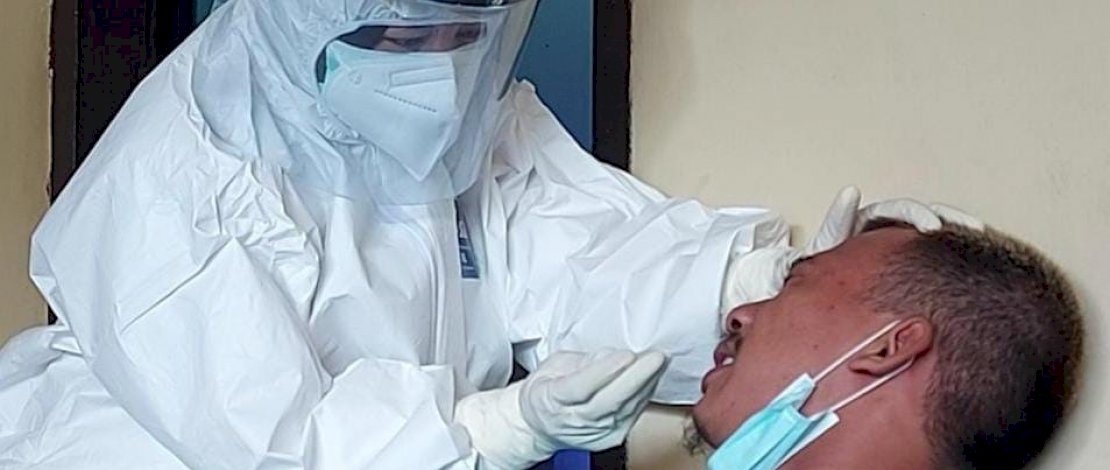 Polsek Ujung Polresta Parepare, melakukan swab test terhadap tahanan.