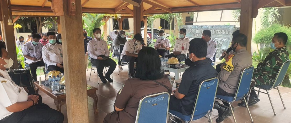 Suasana rapat tim Gugus Tugas Covid-19 di RTH Polres Luwu, Kamis, 7 Januari 2020.