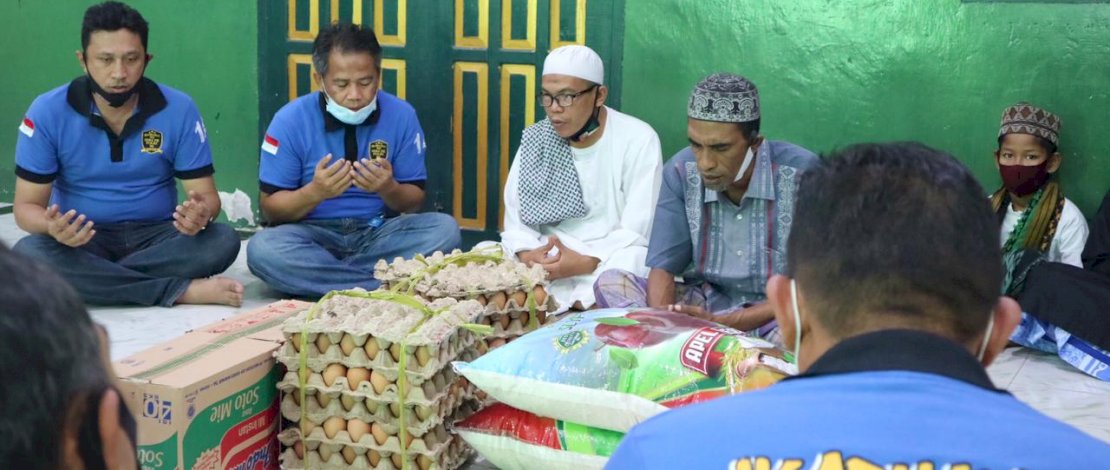 Ikabhamas saat berbagi kasih dengan pondok pesantren Al Mustaqim Parepare.