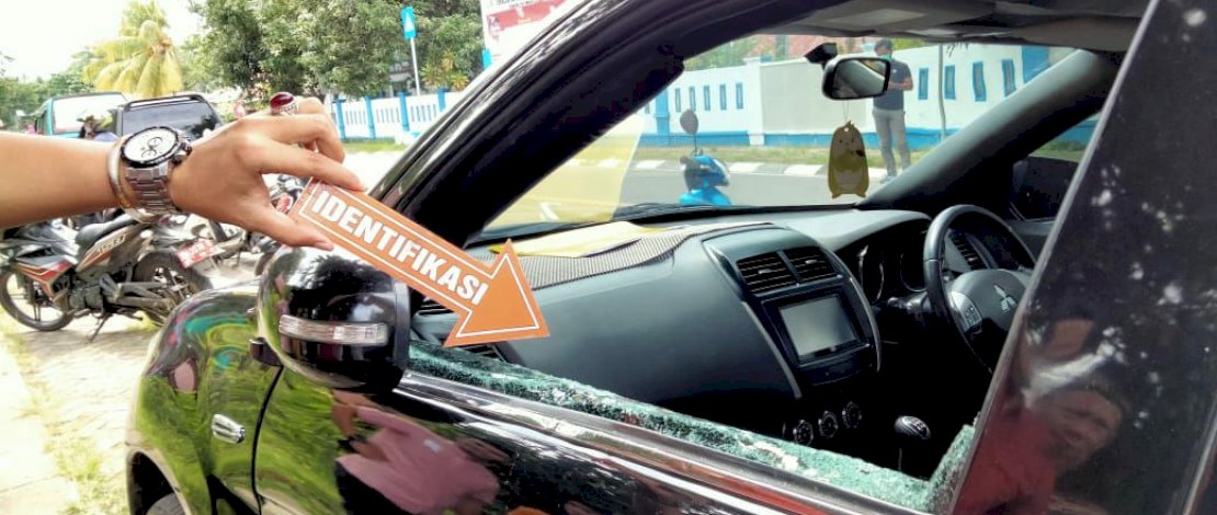 Kaca mobil korban yang pecah pelaku. FOTO/IST