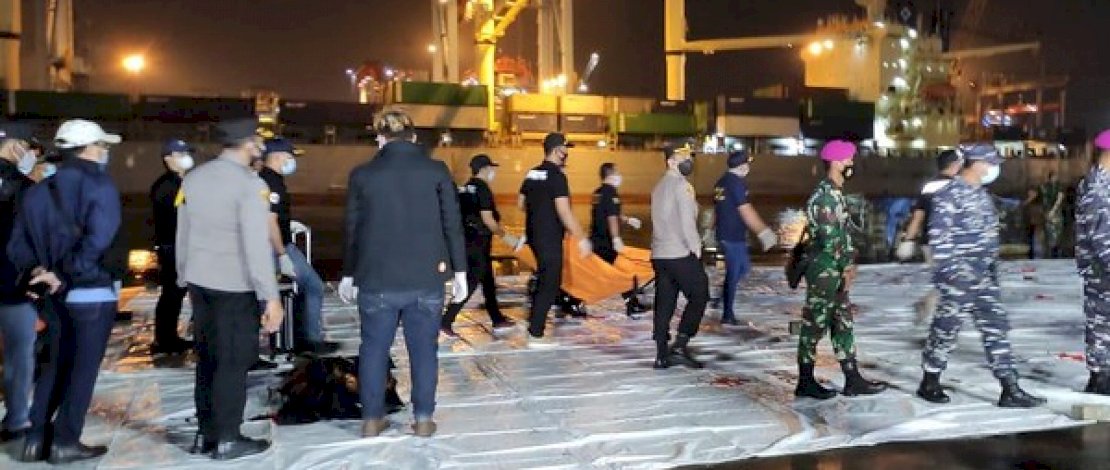 Petugas membawa kantong oranye yang diduga berisi bagian tubuh. Kantong itu dibawa ke RS Polri Kramat Jati. (Foto: Detik)