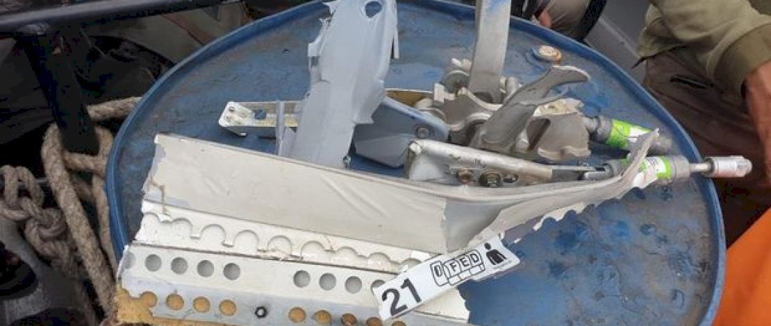 Barang temuan yang diduga serpihan pesawat.